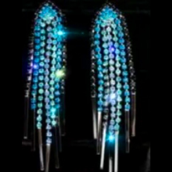 New!! Gorgeous Blue Crystal CZ Earrings! - Picture 4 of 4